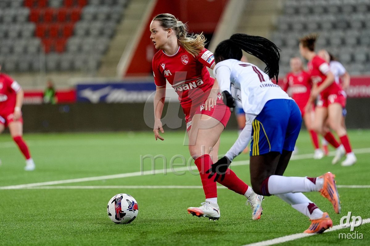 Schweiz: AXA Women's Super League 2025/26, FC Thun vs Servette FC Chenois Feminin - Stockhorn Arena, Thun: Rilana Ueltschi (29 Thun) im Duell mit Benedicte Simon (78 Servette FC)
