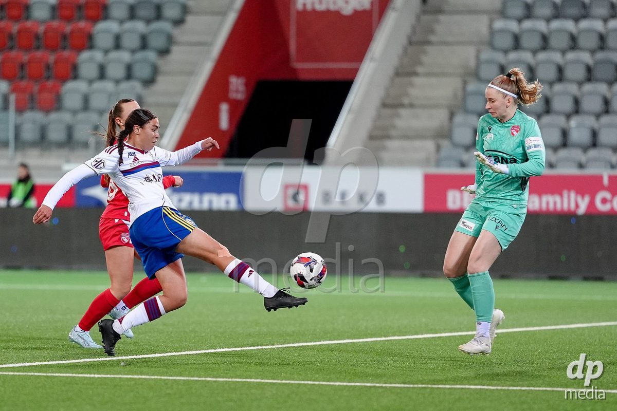 Schweiz: AXA Women's Super League 2025/26, FC Thun vs Servette FC Chenois Feminin - Stockhorn Arena, Thun: Sofia Bekhaled (21 Servette FC) mit grosser Möglichkeit gegen Janine Teuscher (1 Thun)