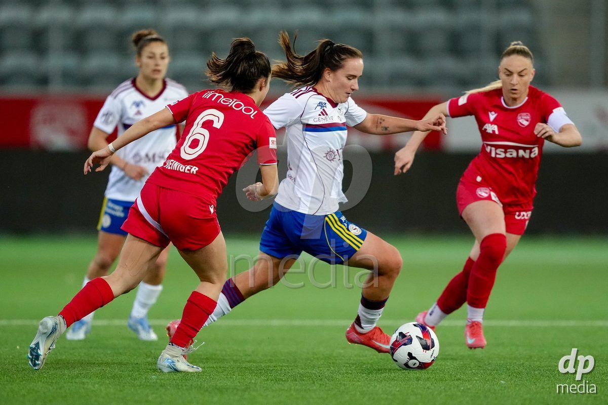 Schweiz: AXA Women's Super League 2025/26, FC Thun vs Servette FC Chenois Feminin - Stockhorn Arena, Thun: Magdalena Izabela Sobal (11 Servette FC) im Duell mit Alisha Heiniger (6 Thun) und Shenia Schmid (61 Thun)
