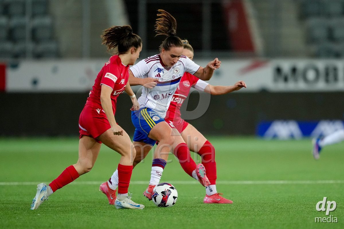 Schweiz: AXA Women's Super League 2025/26, FC Thun vs Servette FC Chenois Feminin - Stockhorn Arena, Thun: Magdalena Izabela Sobal (11 Servette FC) im Duell mit Alisha Heiniger (6 Thun) und Shenia Schmid (61 Thun)