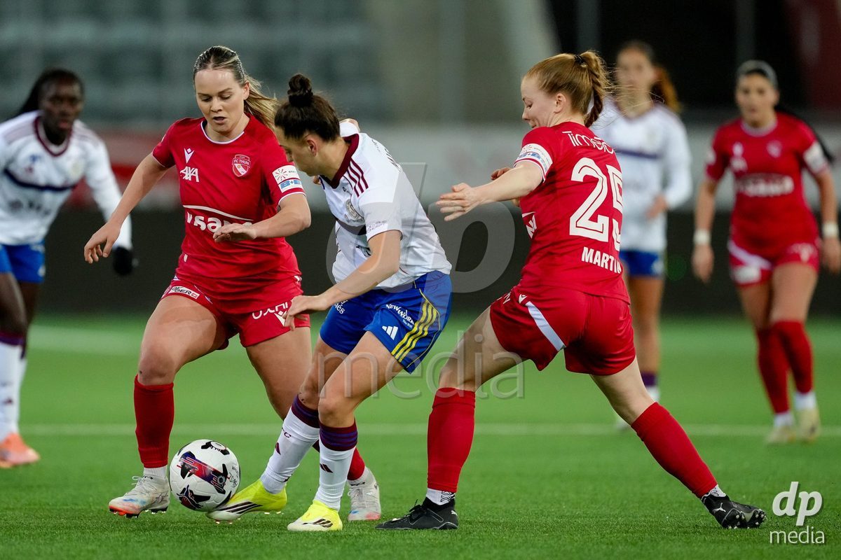Schweiz: AXA Women's Super League 2025/26, FC Thun vs Servette FC Chenois Feminin - Stockhorn Arena, Thun: Lumbardha Misini (6 Servette FC) im Duell mit Karen Martin (25 Thun) und Rilana Ueltschi (29 Thun)