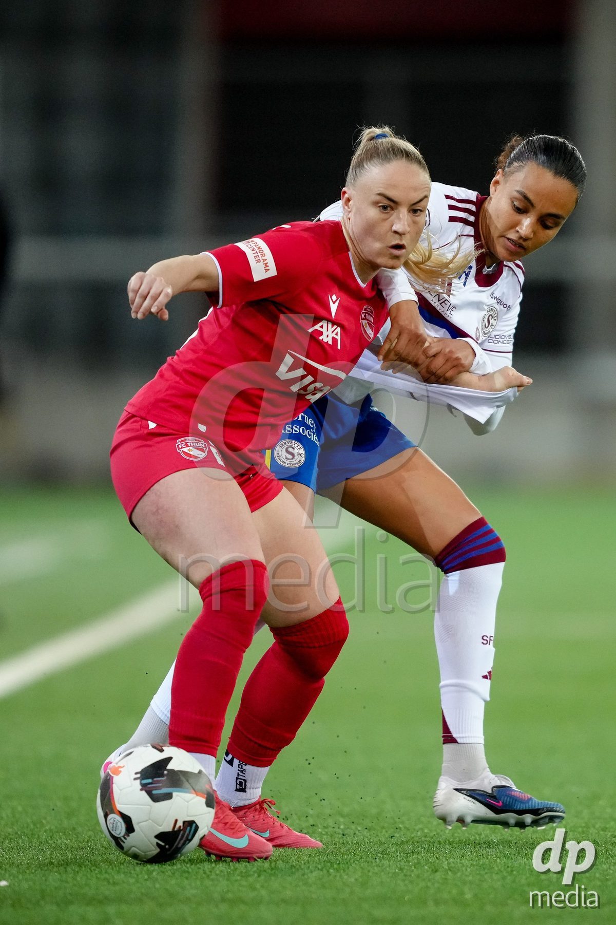 Schweiz: AXA Women's Super League 2025/26, FC Thun vs Servette FC Chenois Feminin - Stockhorn Arena, Thun: Maeva Stacy Salomon (7 Servette FC) im Duell mit Shenia Schmid (61 Thun)