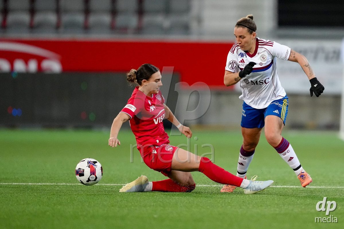Schweiz: AXA Women's Super League 2025/26, FC Thun vs Servette FC Chenois Feminin - Stockhorn Arena, Thun: Gloria Marinelli (9 Servette FC) im Duell mit Jael Jost (77 Thun)