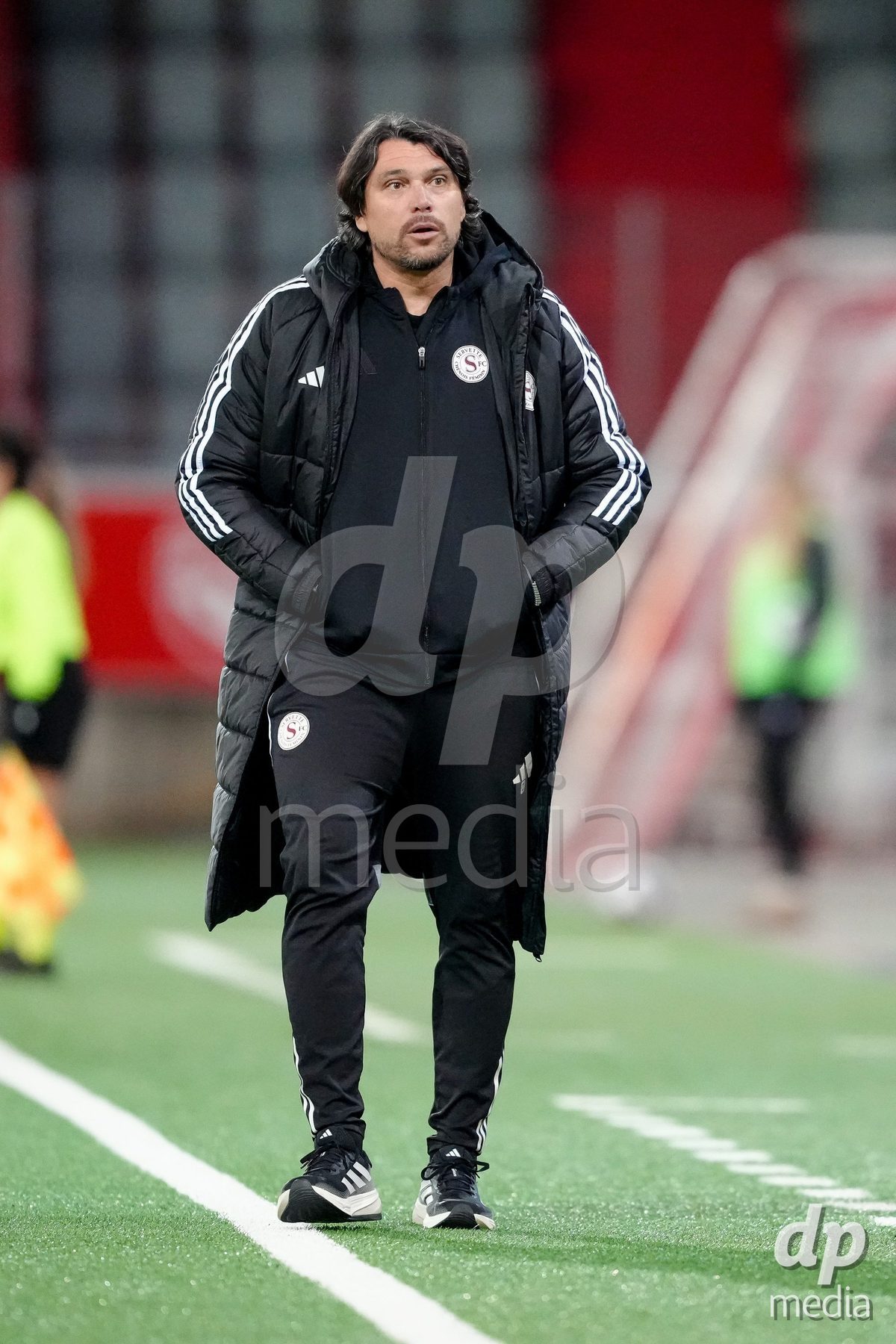 Schweiz: AXA Women's Super League 2025/26, FC Thun vs Servette FC Chenois Feminin - Stockhorn Arena, Thun: Cheftrainer Cristian Damian Toro (Servette FC)