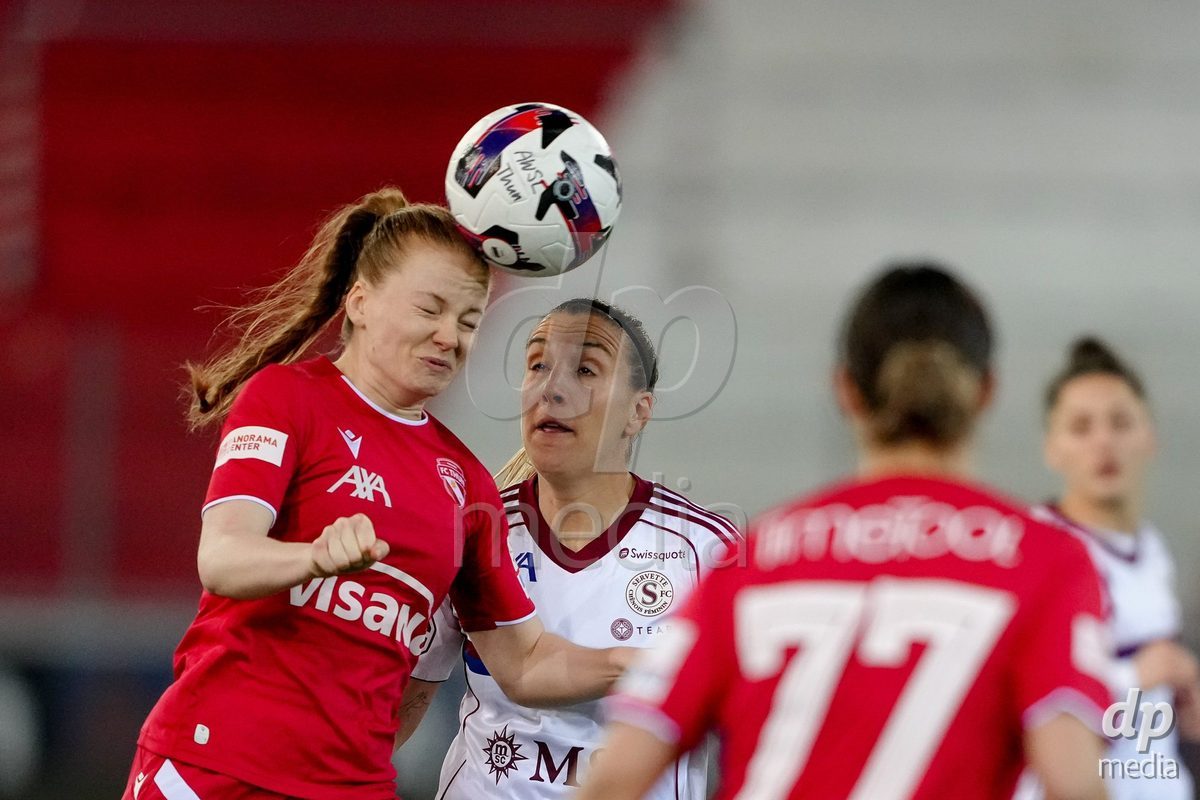 Schweiz: AXA Women's Super League 2025/26, FC Thun vs Servette FC Chenois Feminin - Stockhorn Arena, Thun: Karen Martin (25 Thun) in einem Kopfball Duell mit Gloria Marinelli (9 Servette FC)