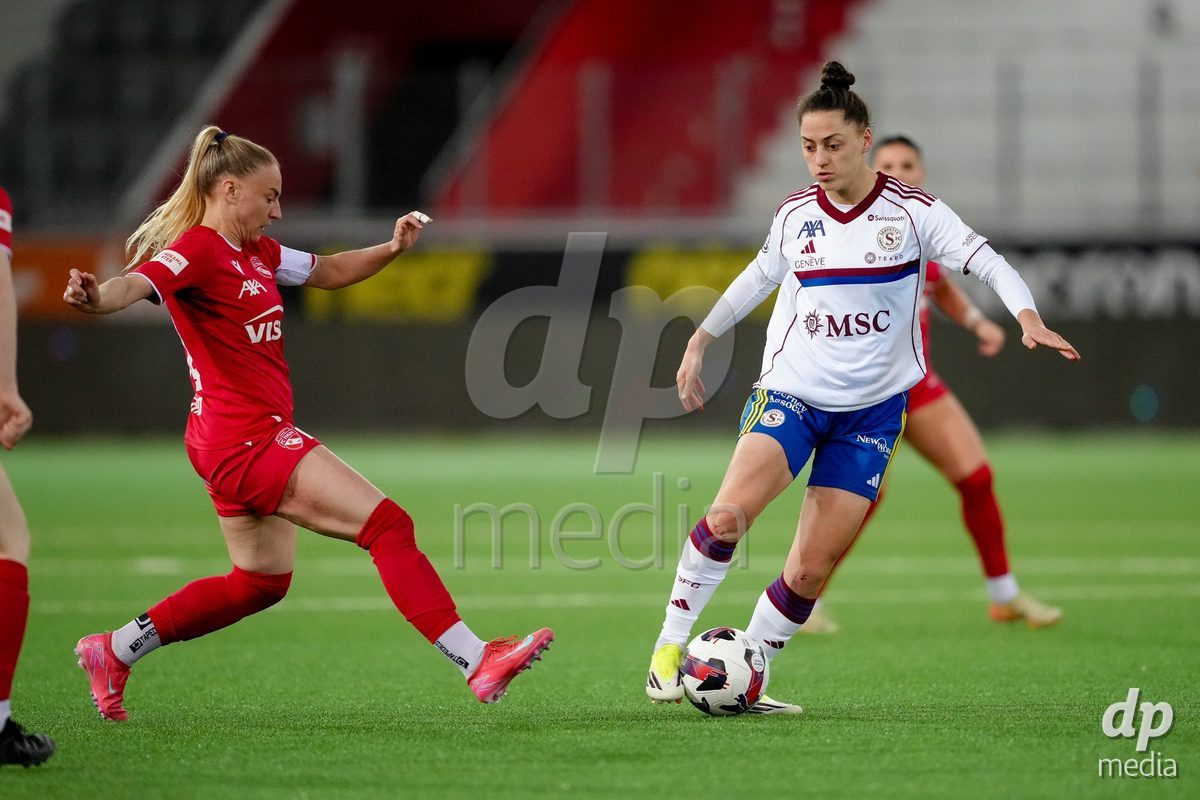Schweiz: AXA Women's Super League 2025/26, FC Thun vs Servette FC Chenois Feminin - Stockhorn Arena, Thun: Lumbardha Misini (6 Servette FC) im Duell mit Shenia Schmid (61 Thun)