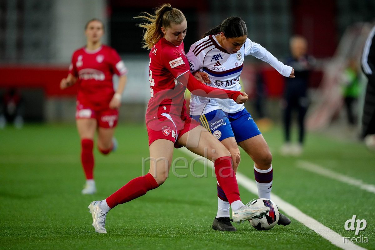 Schweiz: AXA Women's Super League 2025/26, FC Thun vs Servette FC Chenois Feminin - Stockhorn Arena, Thun: Sofia Bekhaled (21 Servette FC) im Duell mit Celine Schmid (34 Thun)
