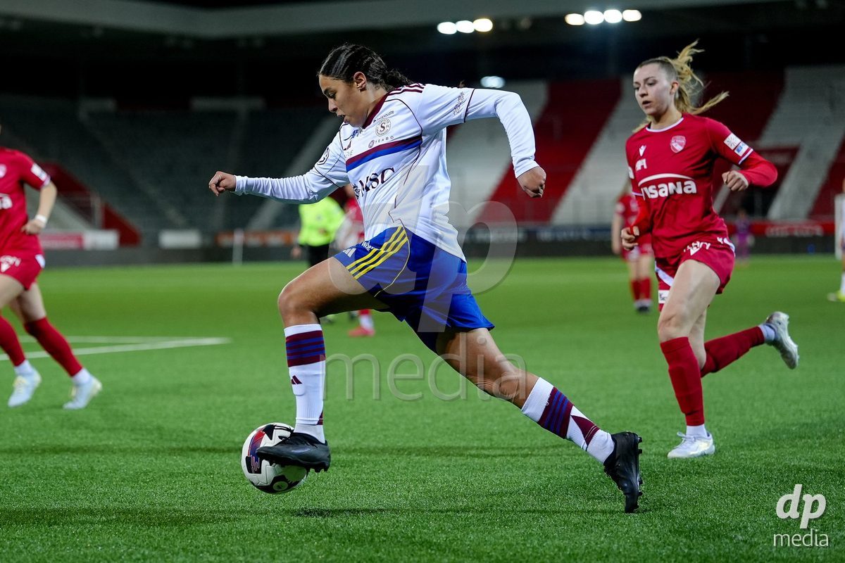 Schweiz: AXA Women's Super League 2025/26, FC Thun vs Servette FC Chenois Feminin - Stockhorn Arena, Thun: Sofia Bekhaled (21 Servette FC) in Aktion