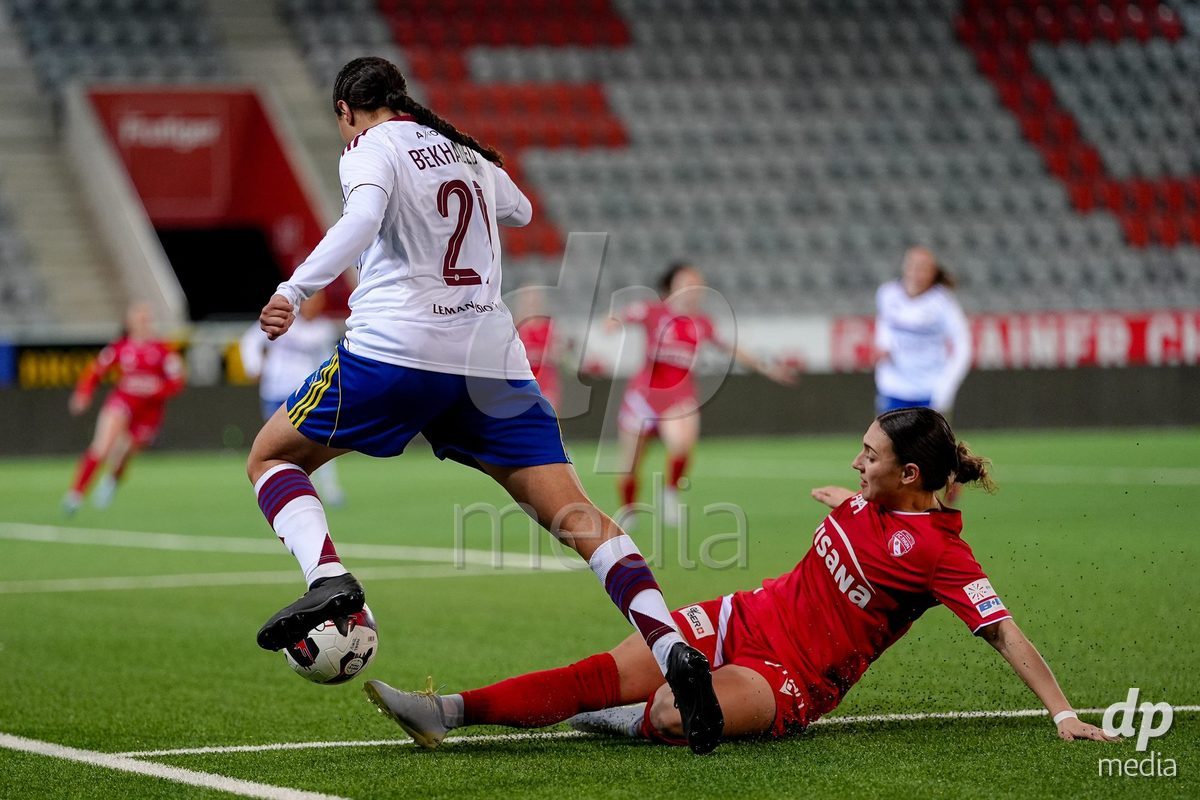 Schweiz: AXA Women's Super League 2025/26, FC Thun vs Servette FC Chenois Feminin - Stockhorn Arena, Thun: Jael Jost (77 Thun) mit einer Grätsche gegen Sofia Bekhaled (21 Servette FC)