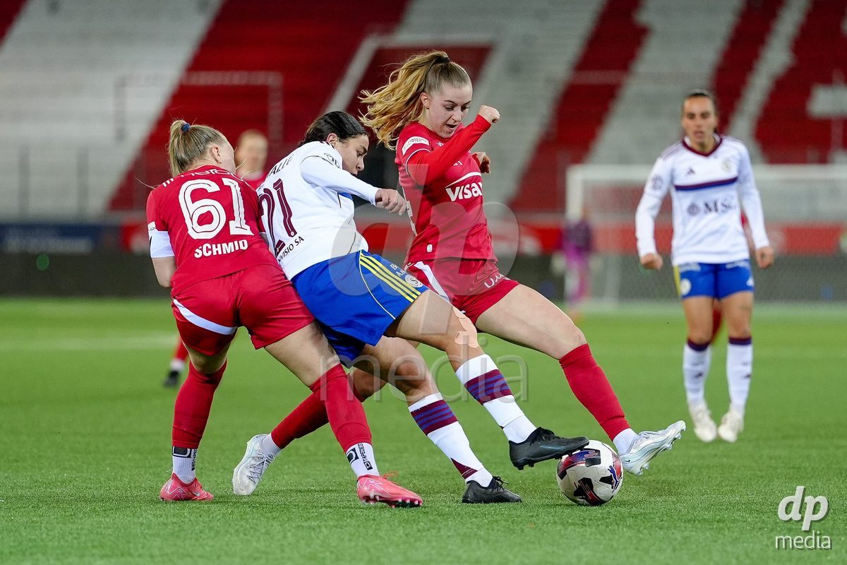 Schweiz: AXA Women's Super League 2025/26, FC Thun vs Servette FC Chenois Feminin - Stockhorn Arena, Thun: Sofia Bekhaled (21 Servette FC) im Duell mit Celine Schmid (34 Thun) und Shenia Schmid (61 Thun)