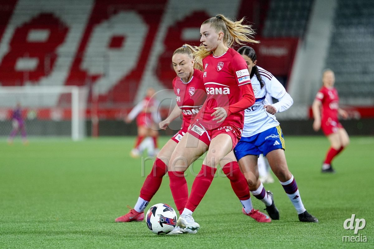 Schweiz: AXA Women's Super League 2025/26, FC Thun vs Servette FC Chenois Feminin - Stockhorn Arena, Thun: Celine Schmid (34 Thun) in Aktion mit Shenia Schmid (61 Thun) gegen Sofia Bekhaled (21 Servette FC)
