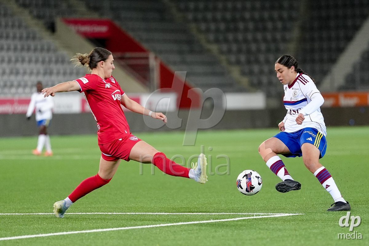 Schweiz: AXA Women's Super League 2025/26, FC Thun vs Servette FC Chenois Feminin - Stockhorn Arena, Thun: Jael Jost (77 Thun) im Duell mit Sofia Bekhaled (21 Servette FC)