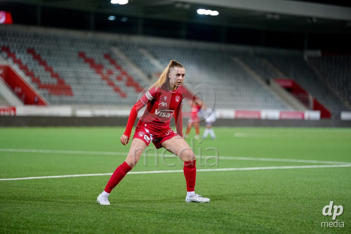 Schweiz: AXA Women's Super League 2025/26, FC Thun vs Servette FC Chenois Feminin - Stockhorn Arena, Thun: Celine Schmid (34 Thun) in Aktion