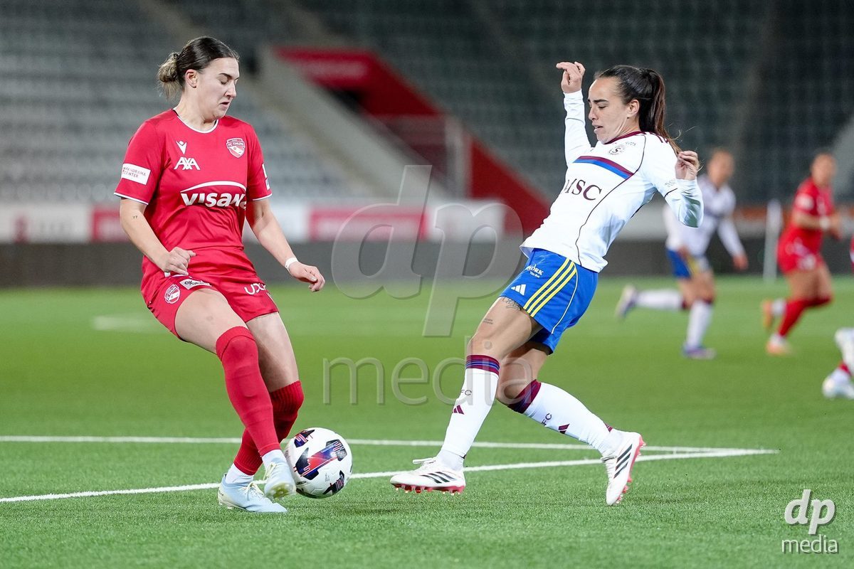 Schweiz: AXA Women's Super League 2025/26, FC Thun vs Servette FC Chenois Feminin - Stockhorn Arena, Thun: Jael Jost (77 Thun) im Duell mit Joana Gaspar Da Silva Marchao (24 Servette FC)