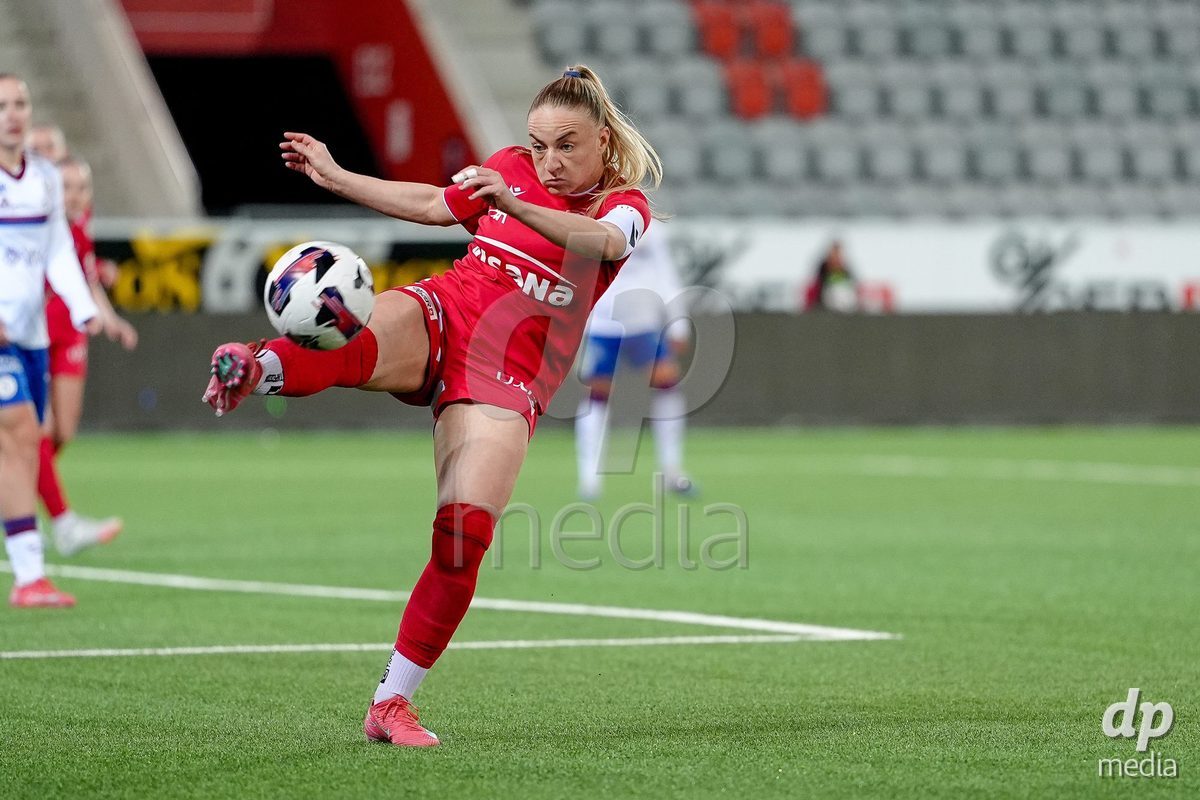Schweiz: AXA Women's Super League 2025/26, FC Thun vs Servette FC Chenois Feminin - Stockhorn Arena, Thun: Shenia Schmid (61 Thun) in Aktion