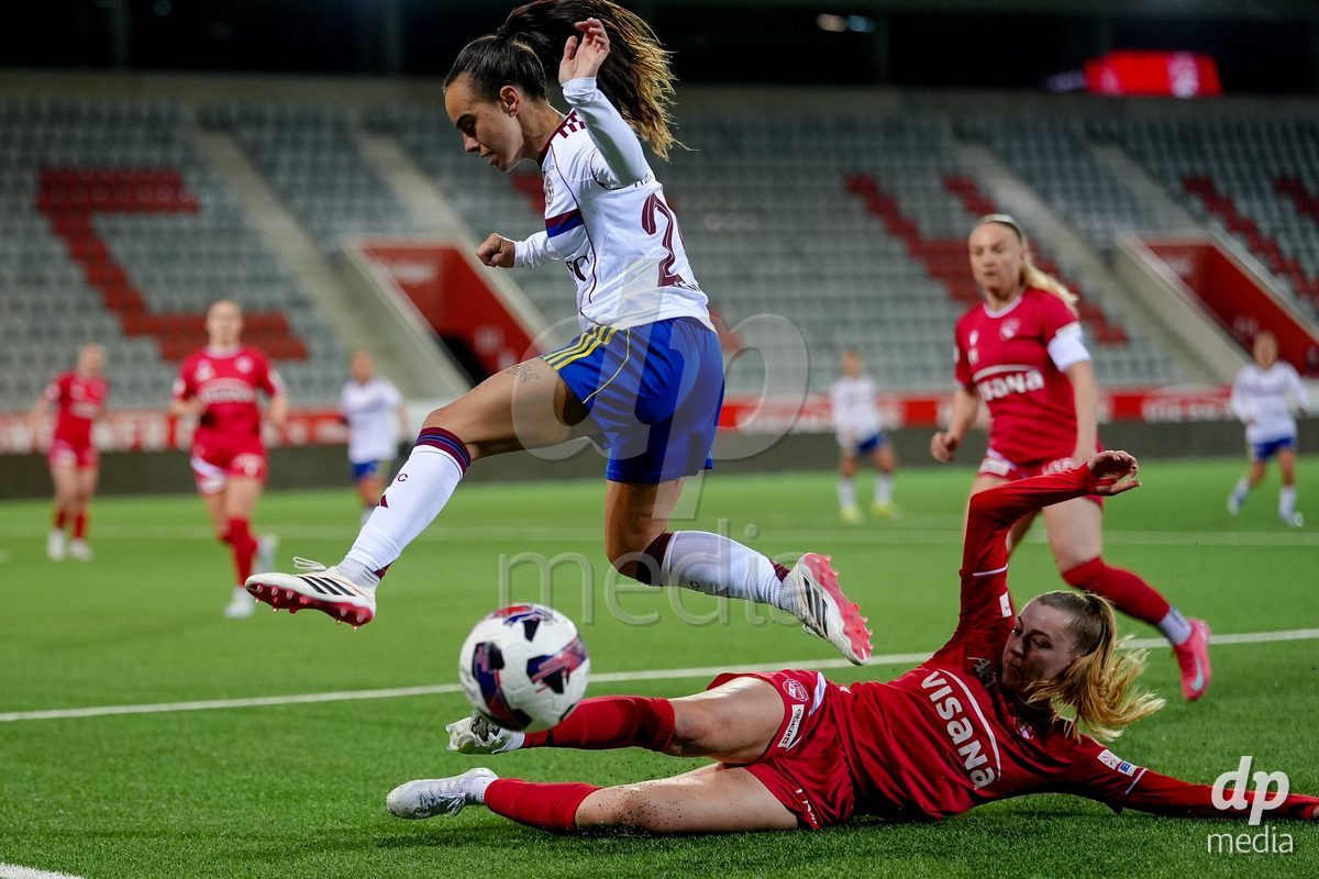 Schweiz: AXA Women's Super League 2025/26, FC Thun vs Servette FC Chenois Feminin - Stockhorn Arena, Thun: Celine Schmid (34 Thun) mit einer Grätsche gegen Joana Gaspar Da Silva Marchao (24 Servette FC)
