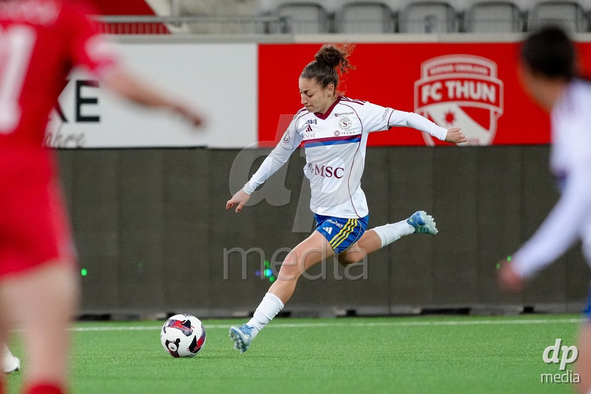 Schweiz: AXA Women's Super League 2025/26, FC Thun vs Servette FC Chenois Feminin - Stockhorn Arena, Thun: Elodie Nakkach (66 Servette FC) in Aktion