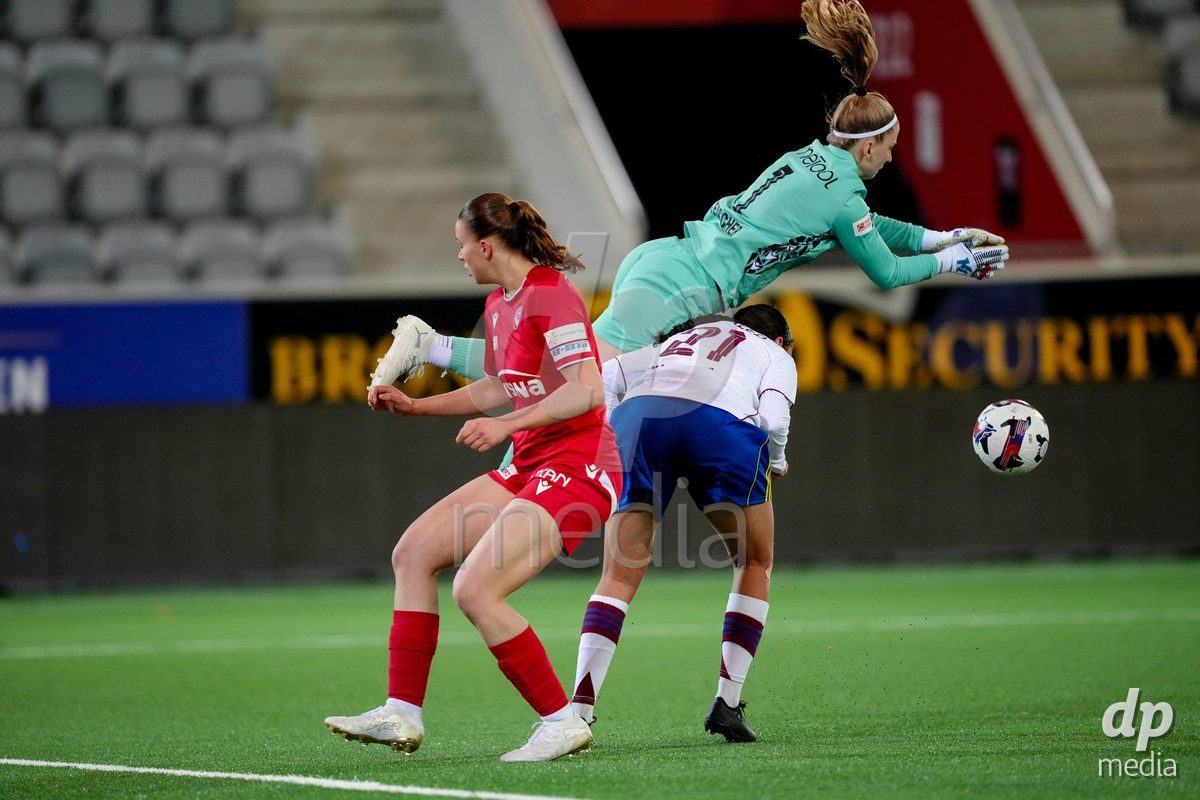 Schweiz: AXA Women's Super League 2025/26, FC Thun vs Servette FC Chenois Feminin - Stockhorn Arena, Thun: Janine Teuscher (1 Thun) im Duell mit Sofia Bekhaled (21 Servette FC)