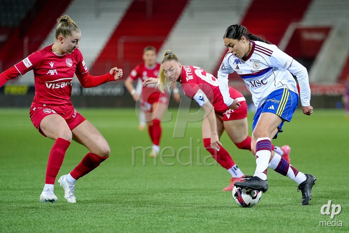 Schweiz: AXA Women's Super League 2025/26, FC Thun vs Servette FC Chenois Feminin - Stockhorn Arena, Thun: Sofia Bekhaled (21 Servette FC) im Duell mit Celine Schmid (34 Thun)