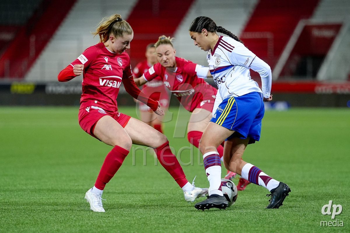 Schweiz: AXA Women's Super League 2025/26, FC Thun vs Servette FC Chenois Feminin - Stockhorn Arena, Thun: Sofia Bekhaled (21 Servette FC) im Duell mit Celine Schmid (34 Thun)