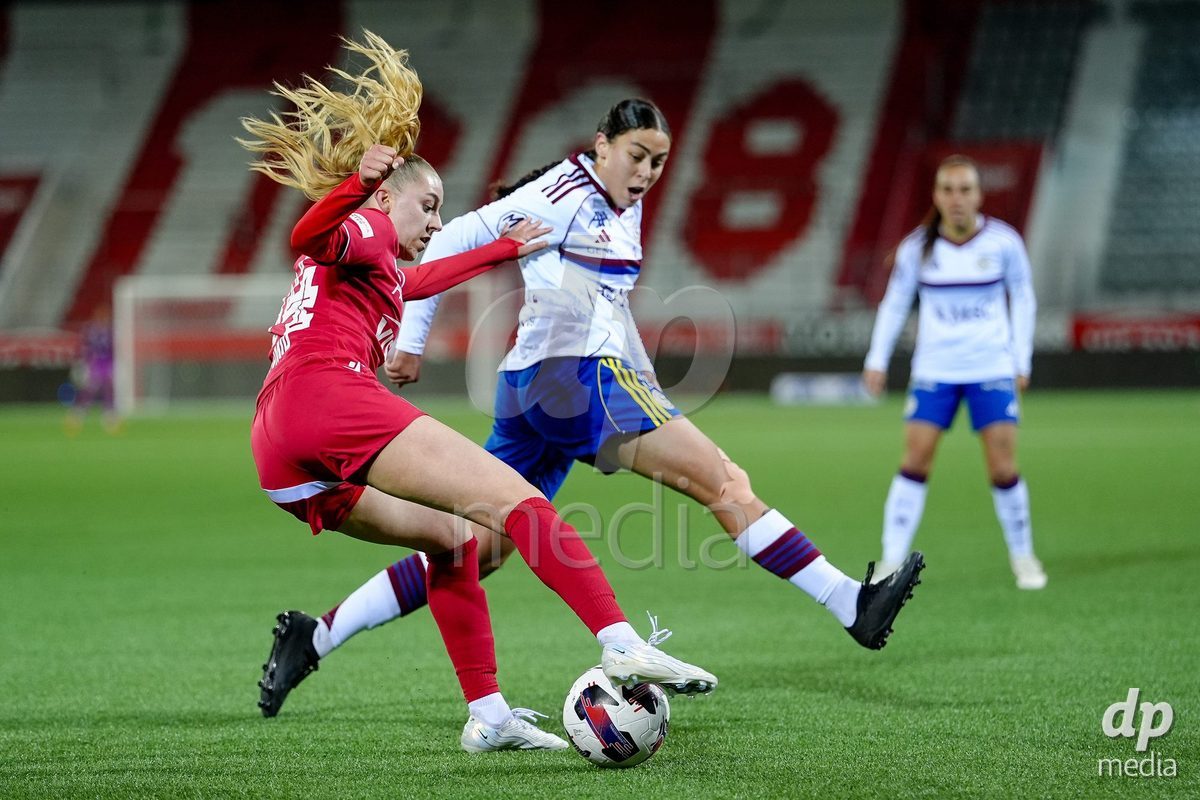 Schweiz: AXA Women's Super League 2025/26, FC Thun vs Servette FC Chenois Feminin - Stockhorn Arena, Thun: Celine Schmid (34 Thun) im Duell mit Sofia Bekhaled (21 Servette FC)