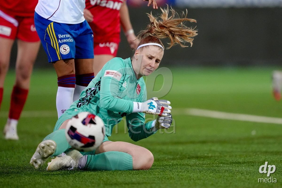 Schweiz: AXA Women's Super League 2025/26, FC Thun vs Servette FC Chenois Feminin - Stockhorn Arena, Thun: Janine Teuscher (1 Thun) in Aktion