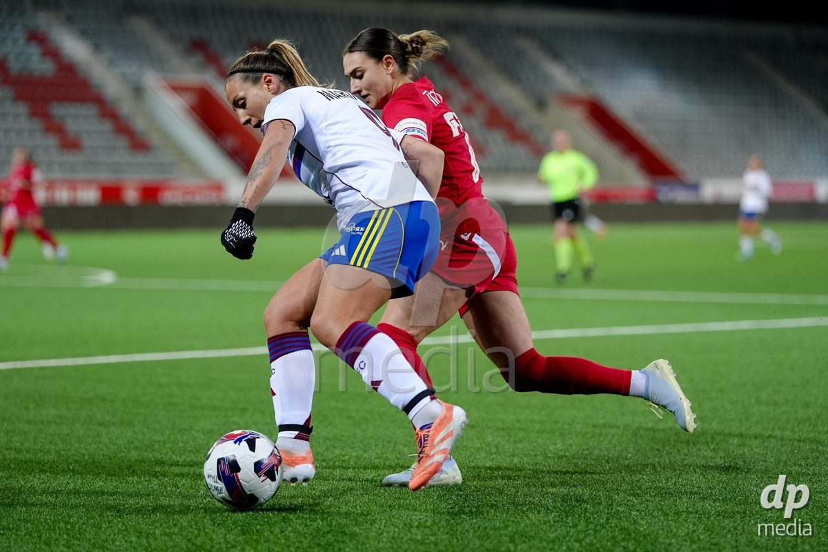 Schweiz: AXA Women's Super League 2025/26, FC Thun vs Servette FC Chenois Feminin - Stockhorn Arena, Thun: Jael Jost (77 Thun) im Duell mit Gloria Marinelli (9 Servette FC)