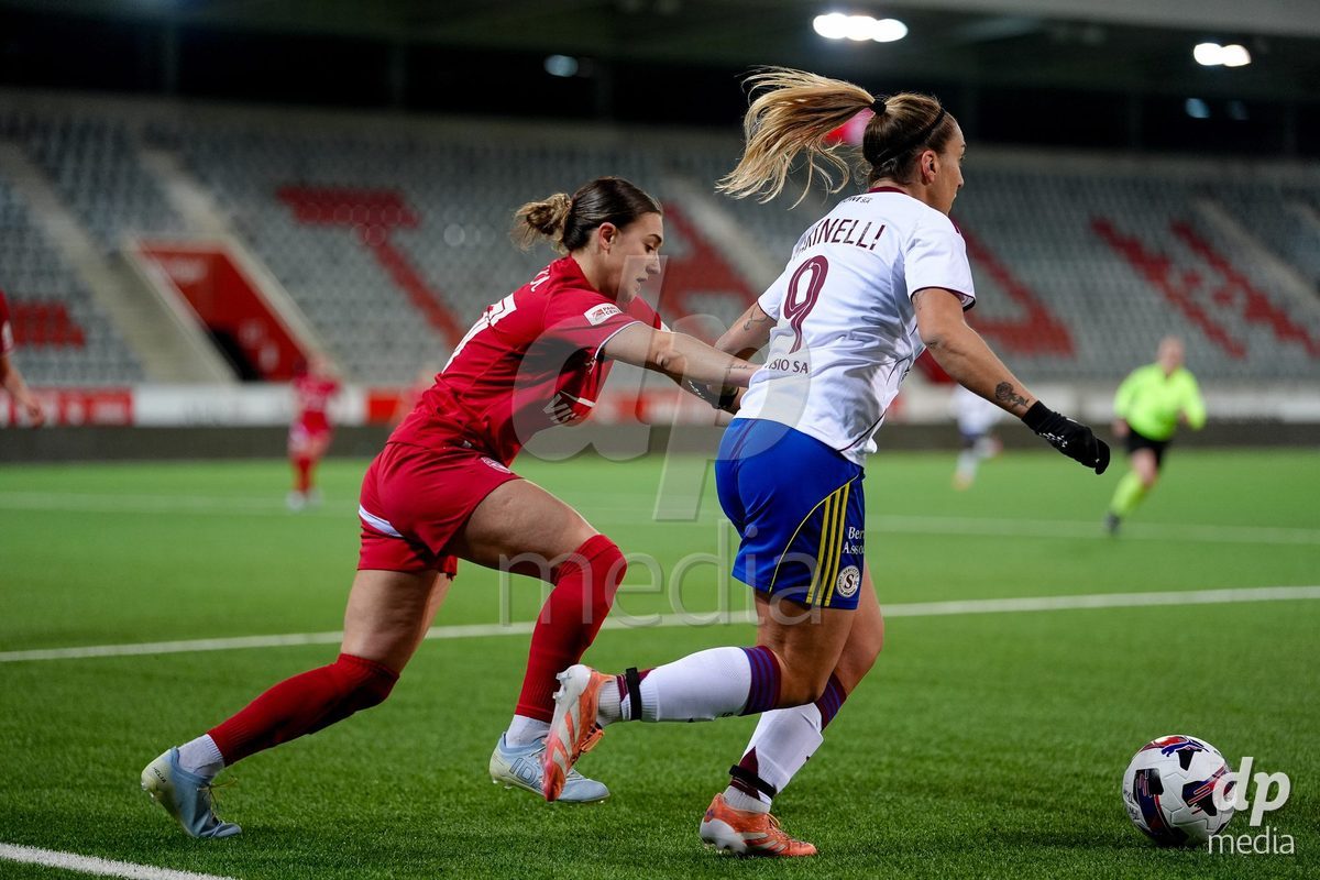 Schweiz: AXA Women's Super League 2025/26, FC Thun vs Servette FC Chenois Feminin - Stockhorn Arena, Thun: Jael Jost (77 Thun) im Duell mit Gloria Marinelli (9 Servette FC)