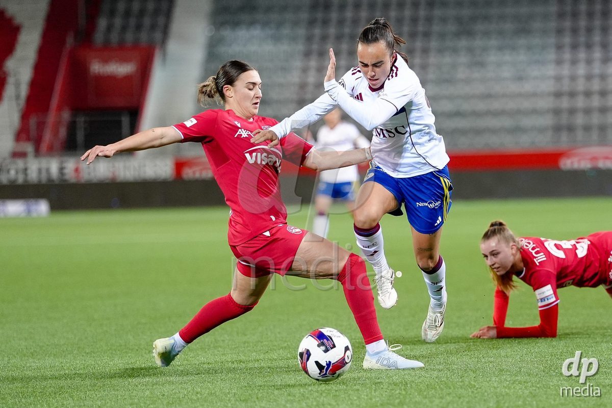 Schweiz: AXA Women's Super League 2025/26, FC Thun vs Servette FC Chenois Feminin - Stockhorn Arena, Thun: Jael Jost (77 Thun) im Duell mit Joana Gaspar Da Silva Marchao (24 Servette FC)