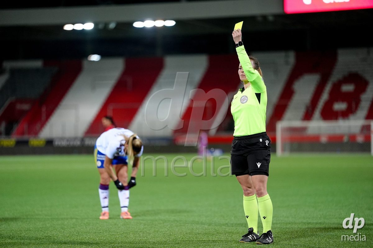Schweiz: AXA Women's Super League 2025/26, FC Thun vs Servette FC Chenois Feminin - Stockhorn Arena, Thun: Schiedsrichterin Vanessa Mühlheim - Vanessa Muhlheim verteilt eine gelbe Karte an Jael Jost (77 Thun)