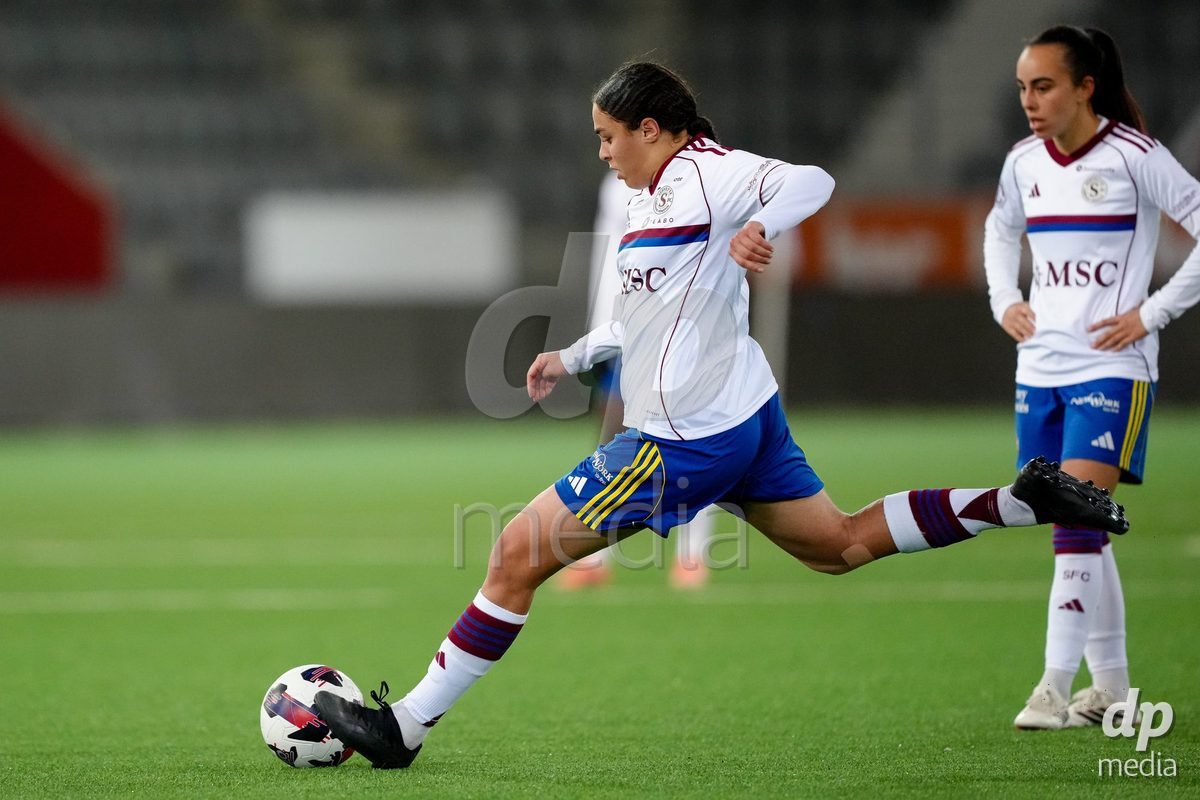Schweiz: AXA Women's Super League 2025/26, FC Thun vs Servette FC Chenois Feminin - Stockhorn Arena, Thun: Sofia Bekhaled (21 Servette FC) in Aktion
