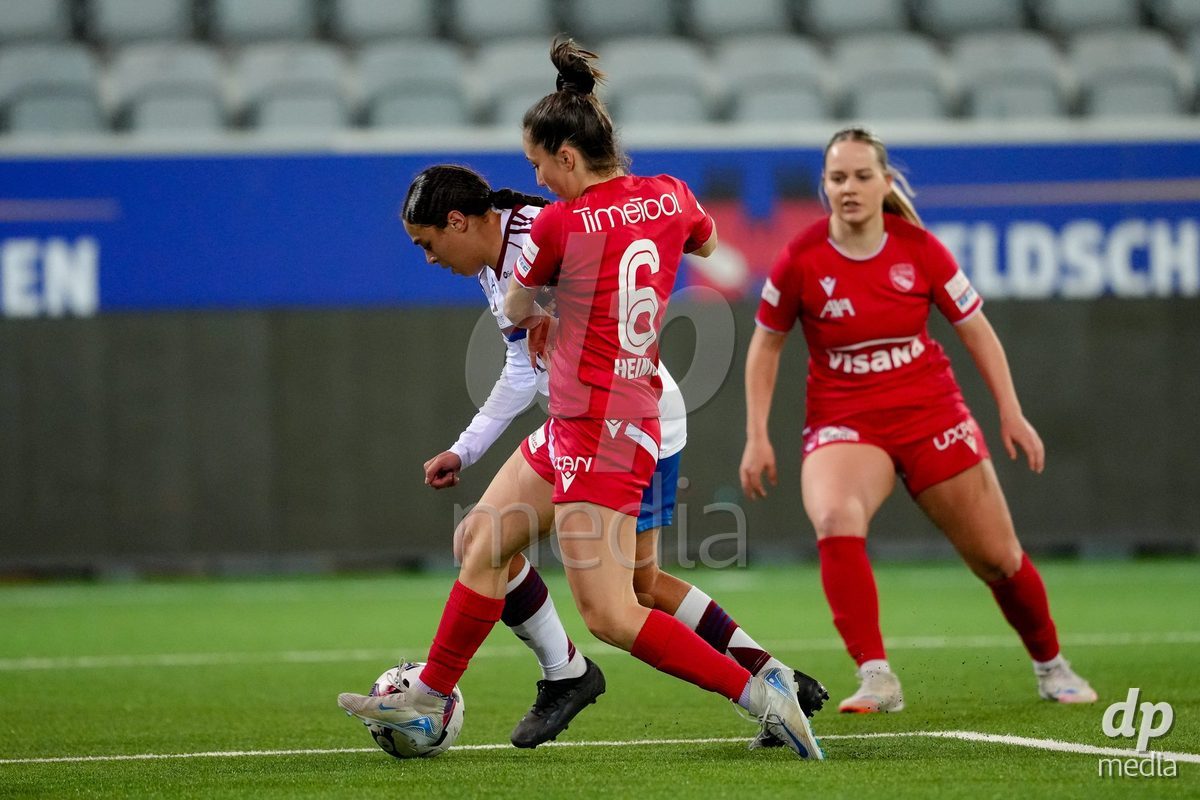 Schweiz: AXA Women's Super League 2025/26, FC Thun vs Servette FC Chenois Feminin - Stockhorn Arena, Thun: Sofia Bekhaled (21 Servette FC) im Duell mit Alisha Heiniger (6 Thun)