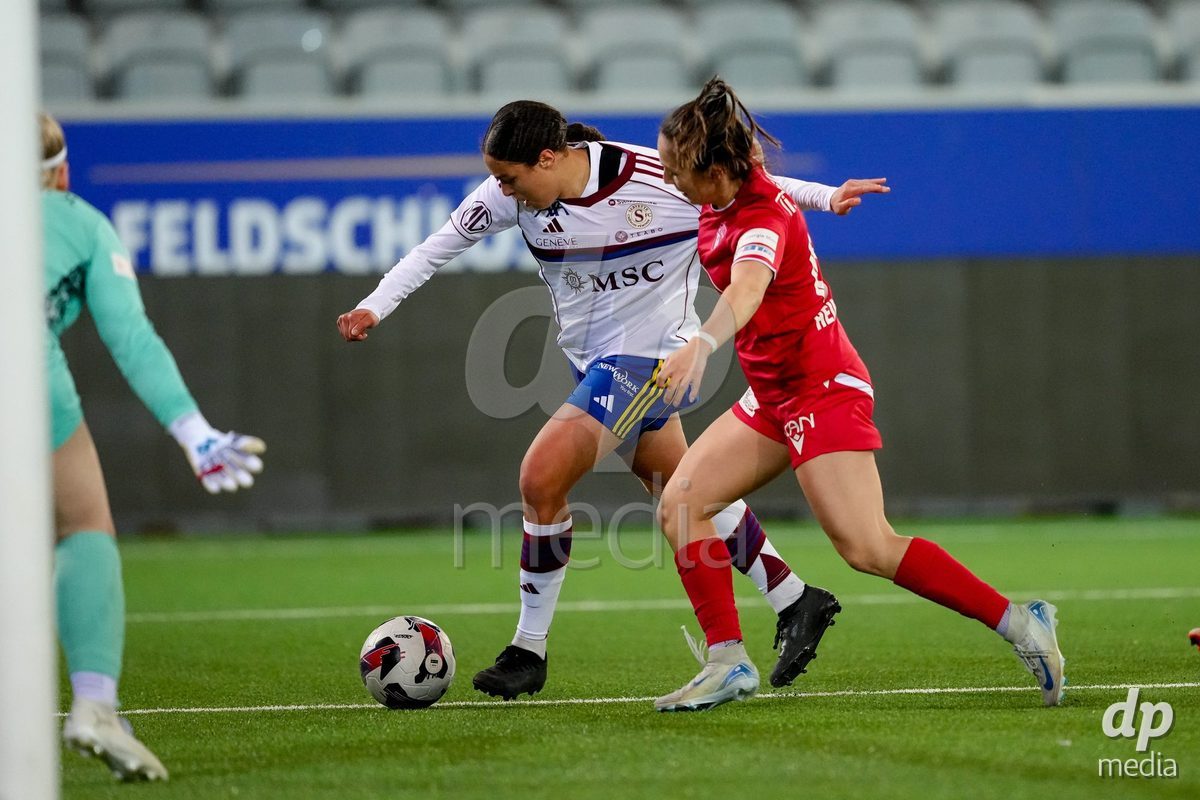 Schweiz: AXA Women's Super League 2025/26, FC Thun vs Servette FC Chenois Feminin - Stockhorn Arena, Thun: Sofia Bekhaled (21 Servette FC) im Duell mit Alisha Heiniger (6 Thun)