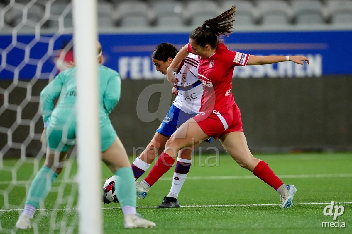 Schweiz: AXA Women's Super League 2025/26, FC Thun vs Servette FC Chenois Feminin - Stockhorn Arena, Thun: Sofia Bekhaled (21 Servette FC) im Duell mit Alisha Heiniger (6 Thun)