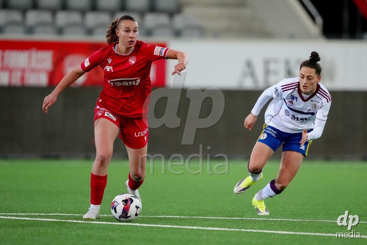 Schweiz: AXA Women's Super League 2025/26, FC Thun vs Servette FC Chenois Feminin - Stockhorn Arena, Thun: Lauriane Frei (31 Thun) im Duell mit Lumbardha Misini (6 Servette FC)
