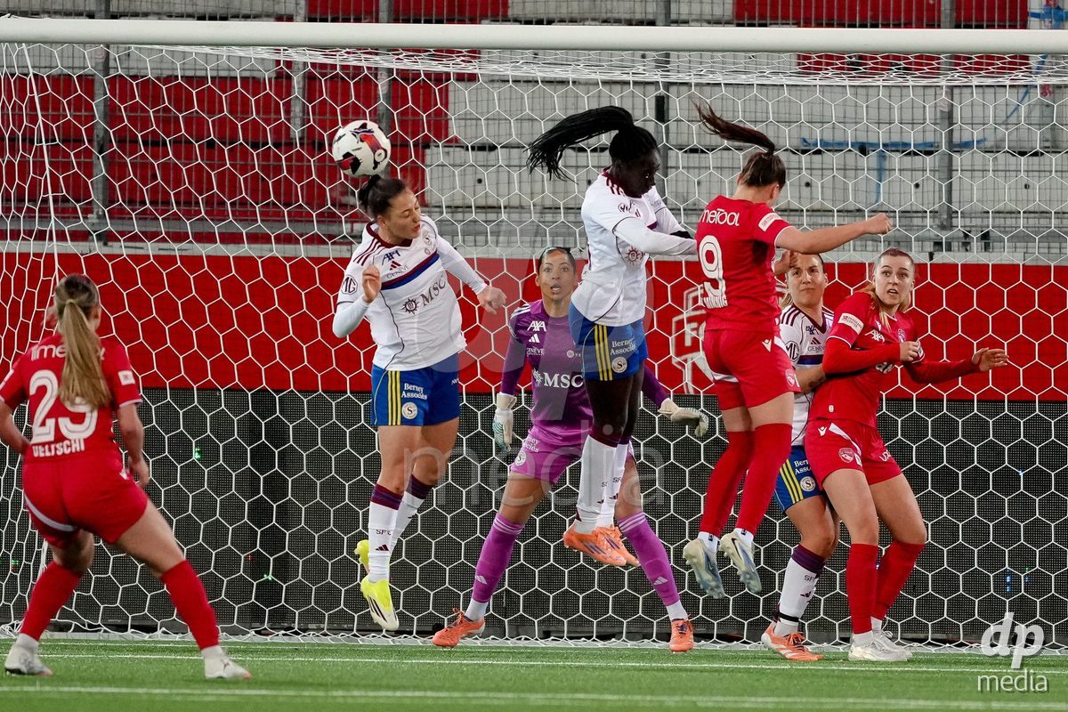 Schweiz: AXA Women's Super League 2025/26, FC Thun vs Servette FC Chenois Feminin - Stockhorn Arena, Thun: Lumbardha Misini (6 Servette FC) mit einem Kopfball zur Verteidigung vor Mickaela Victoria Maeva Bottega (30 Servette FC)