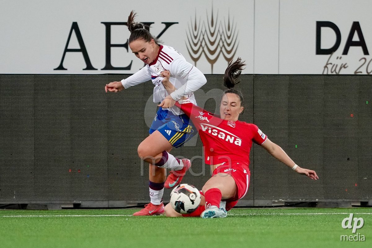 Schweiz: AXA Women's Super League 2025/26, FC Thun vs Servette FC Chenois Feminin - Stockhorn Arena, Thun: Magdalena Izabela Sobal (11 Servette FC) im Duell mit Janine Minnig (9 Thun)