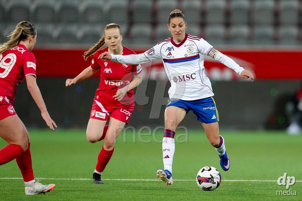Schweiz: AXA Women's Super League 2025/26, FC Thun vs Servette FC Chenois Feminin - Stockhorn Arena, Thun: Ana Jelencic (18 Servette FC) in Aktion