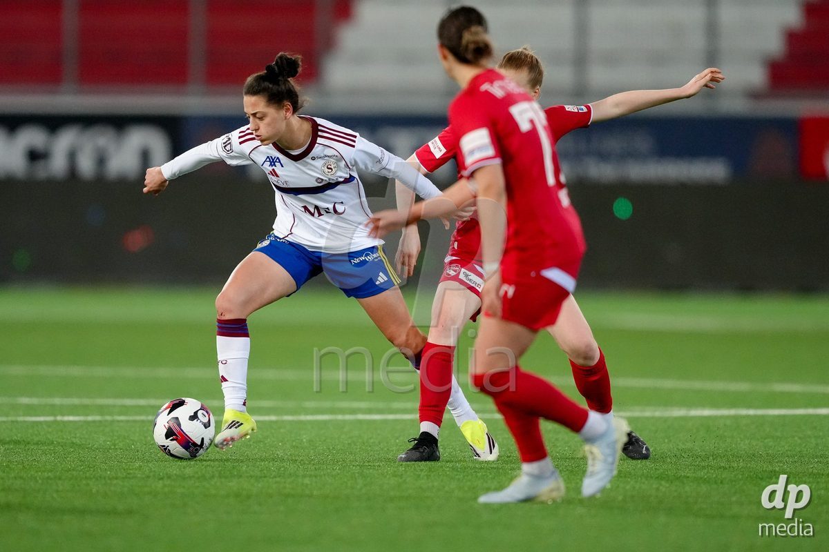 Schweiz: AXA Women's Super League 2025/26, FC Thun vs Servette FC Chenois Feminin - Stockhorn Arena, Thun: Lumbardha Misini (6 Servette FC) in Aktion