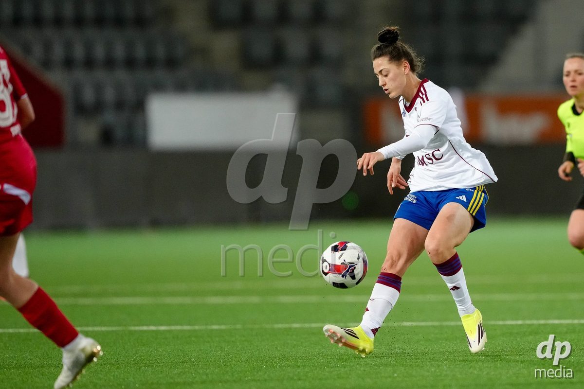 Schweiz: AXA Women's Super League 2025/26, FC Thun vs Servette FC Chenois Feminin - Stockhorn Arena, Thun: Lumbardha Misini (6 Servette FC) in Aktion