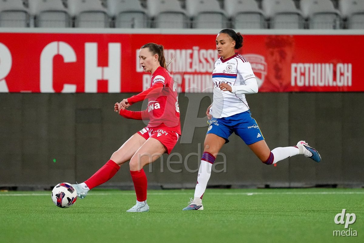 Schweiz: AXA Women's Super League 2025/26, FC Thun vs Servette FC Chenois Feminin - Stockhorn Arena, Thun: Celine Frey (26 Thun) im Duell mit Maeva Stacy Salomon (7 Servette FC)