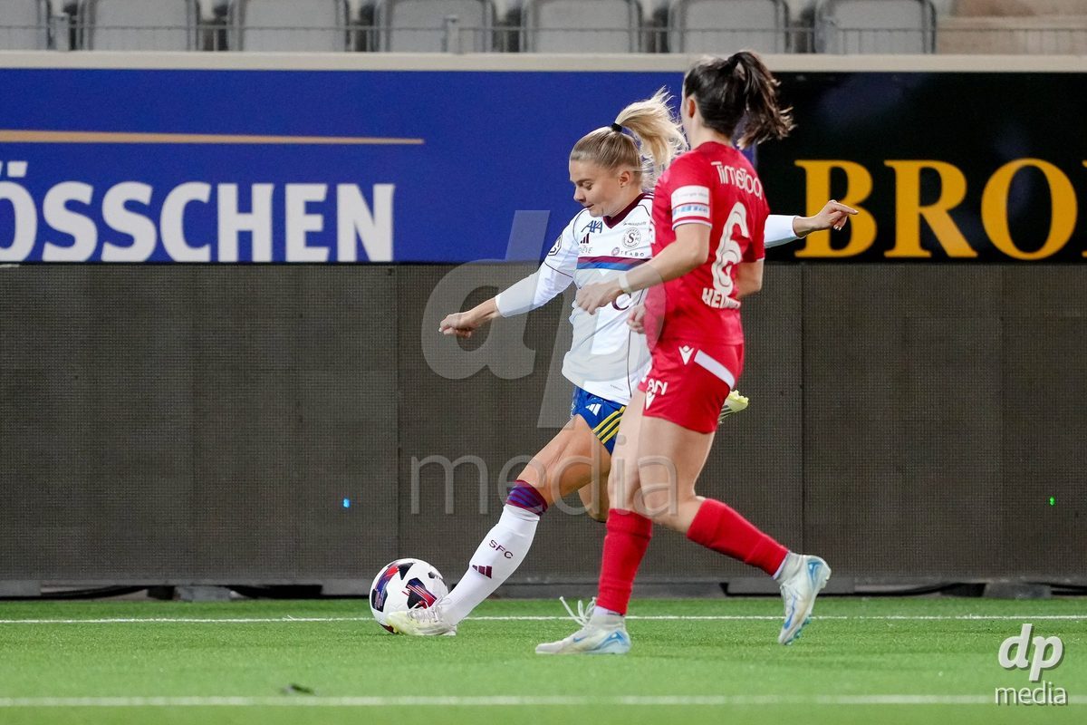 Schweiz: AXA Women's Super League 2025/26, FC Thun vs Servette FC Chenois Feminin - Stockhorn Arena, Thun: Anna Maria Therese Simonsson (17 Servette FC) im Duell mit Alisha Heiniger (6 Thun)
