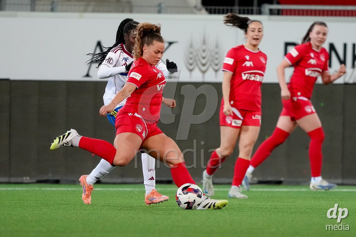 Schweiz: AXA Women's Super League 2025/26, FC Thun vs Servette FC Chenois Feminin - Stockhorn Arena, Thun: Alana Burkhart (22 Thun) in Aktion