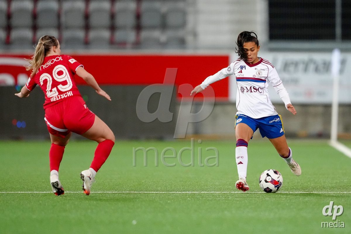 Schweiz: AXA Women's Super League 2025/26, FC Thun vs Servette FC Chenois Feminin - Stockhorn Arena, Thun: Joana Gaspar Da Silva Marchao (24 Servette FC) im Duell mit Rilana Ueltschi (29 Thun)