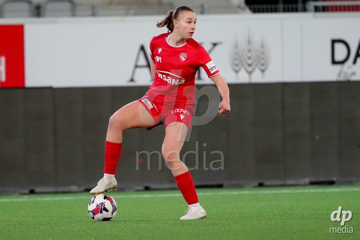 Schweiz: AXA Women's Super League 2025/26, FC Thun vs Servette FC Chenois Feminin - Stockhorn Arena, Thun: Leyla Laubscher (31 Servette FC) in Aktion