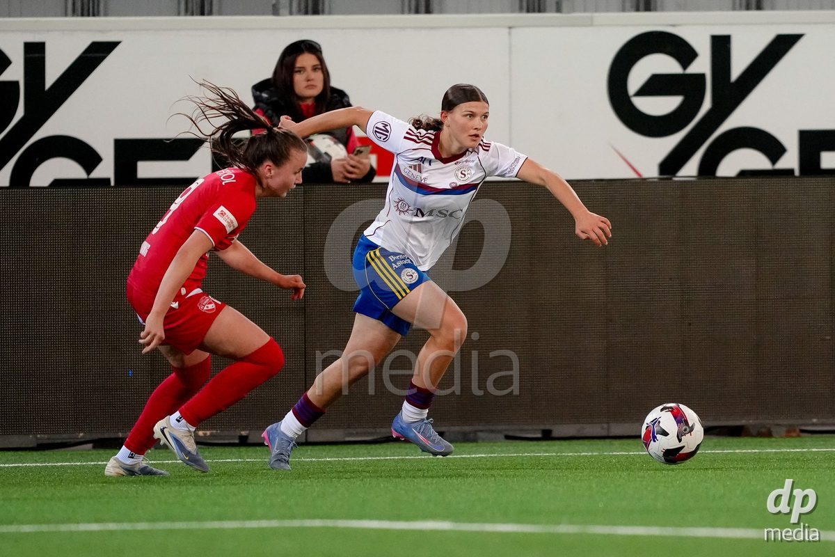 Schweiz: AXA Women's Super League 2025/26, FC Thun vs Servette FC Chenois Feminin - Stockhorn Arena, Thun: Chiara Wallin (22 Servette FC) im Duell mit Janine Minnig (9 Thun)