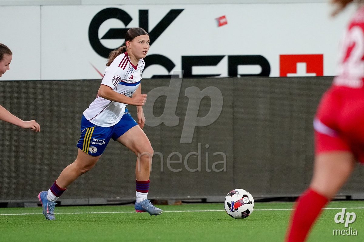 Schweiz: AXA Women's Super League 2025/26, FC Thun vs Servette FC Chenois Feminin - Stockhorn Arena, Thun: Chiara Wallin (22 Servette FC) in Aktion