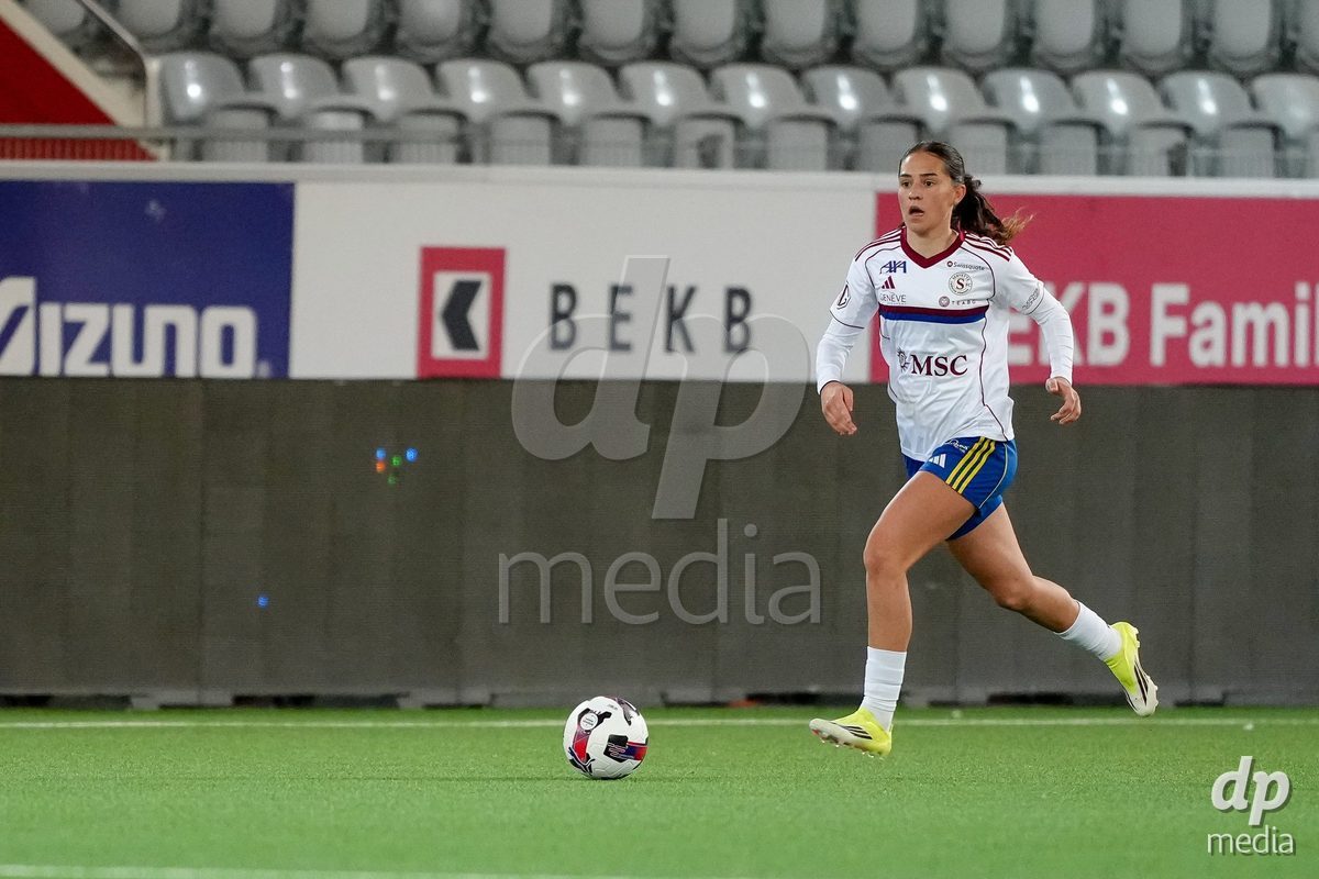 Schweiz: AXA Women's Super League 2025/26, FC Thun vs Servette FC Chenois Feminin - Stockhorn Arena, Thun: Amina Muratovic (23 Servette FC) in Aktion