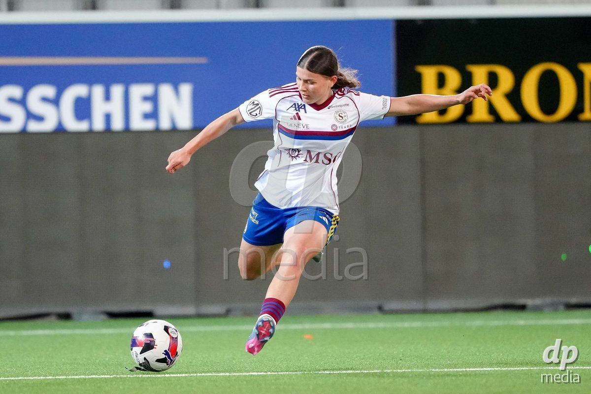 Schweiz: AXA Women's Super League 2025/26, FC Thun vs Servette FC Chenois Feminin - Stockhorn Arena, Thun: Chiara Wallin (22 Servette FC) in Aktion