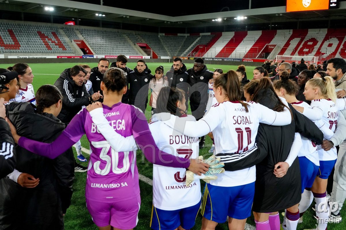 Schweiz: AXA Women's Super League 2025/26, FC Thun vs Servette FC Chenois Feminin - Stockhorn Arena, Thun: Das Team des FC Servette nach dem Spiel zusammen